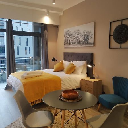 Menlyn Apartment - Studio Pretoria-Noord Esterno foto