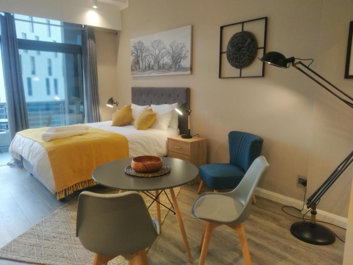 Menlyn Apartment - Studio Pretoria-Noord Esterno foto